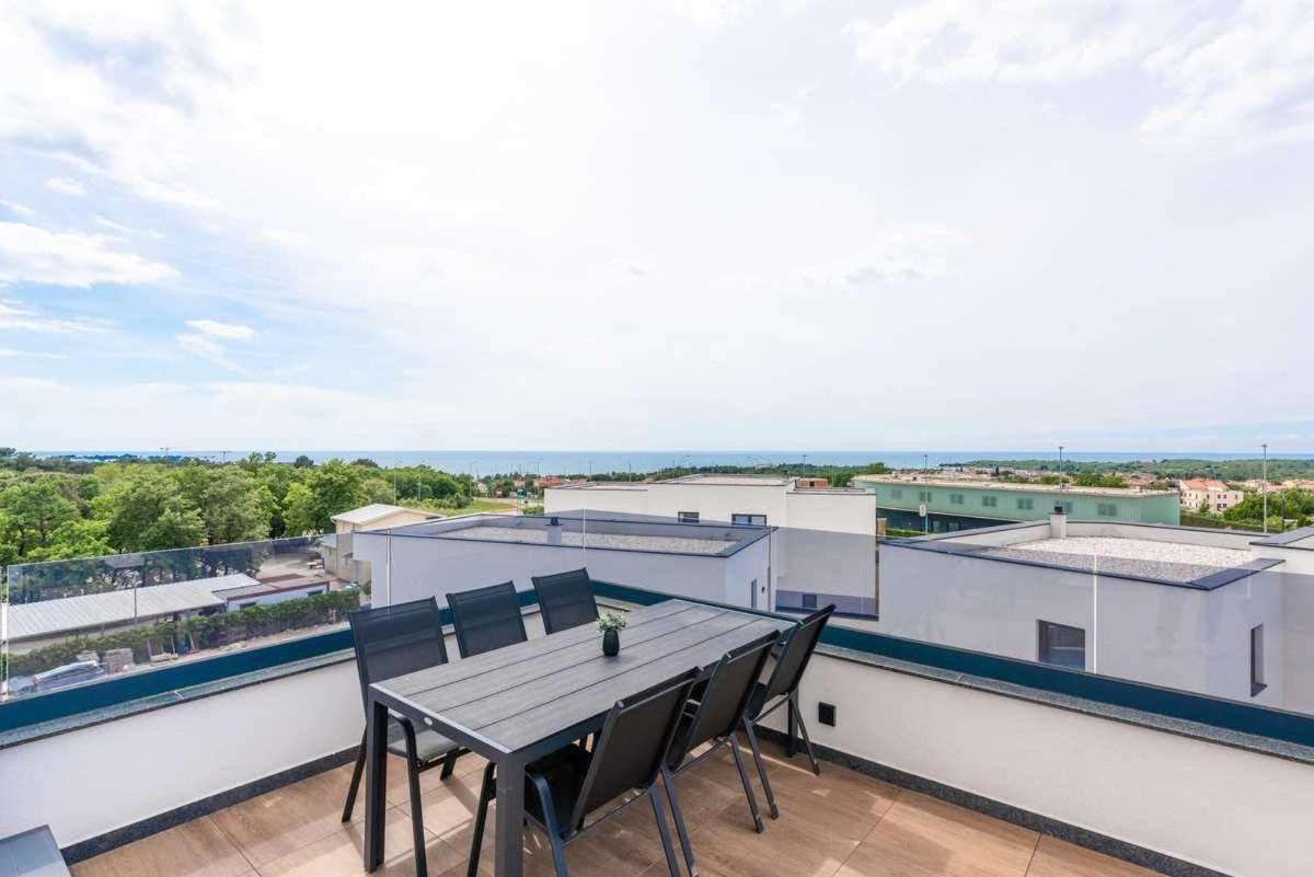 Sea View Apartment *